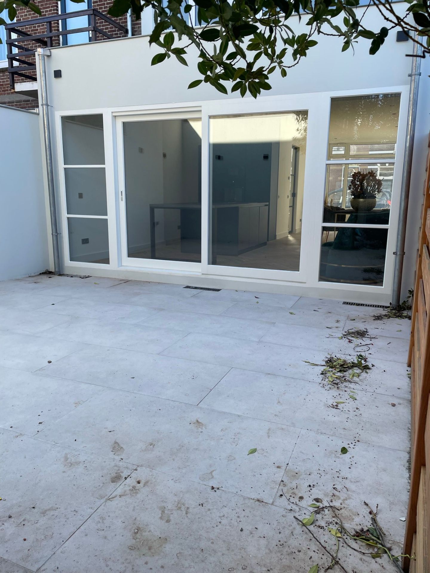Moderne achtergevel met schuifpui