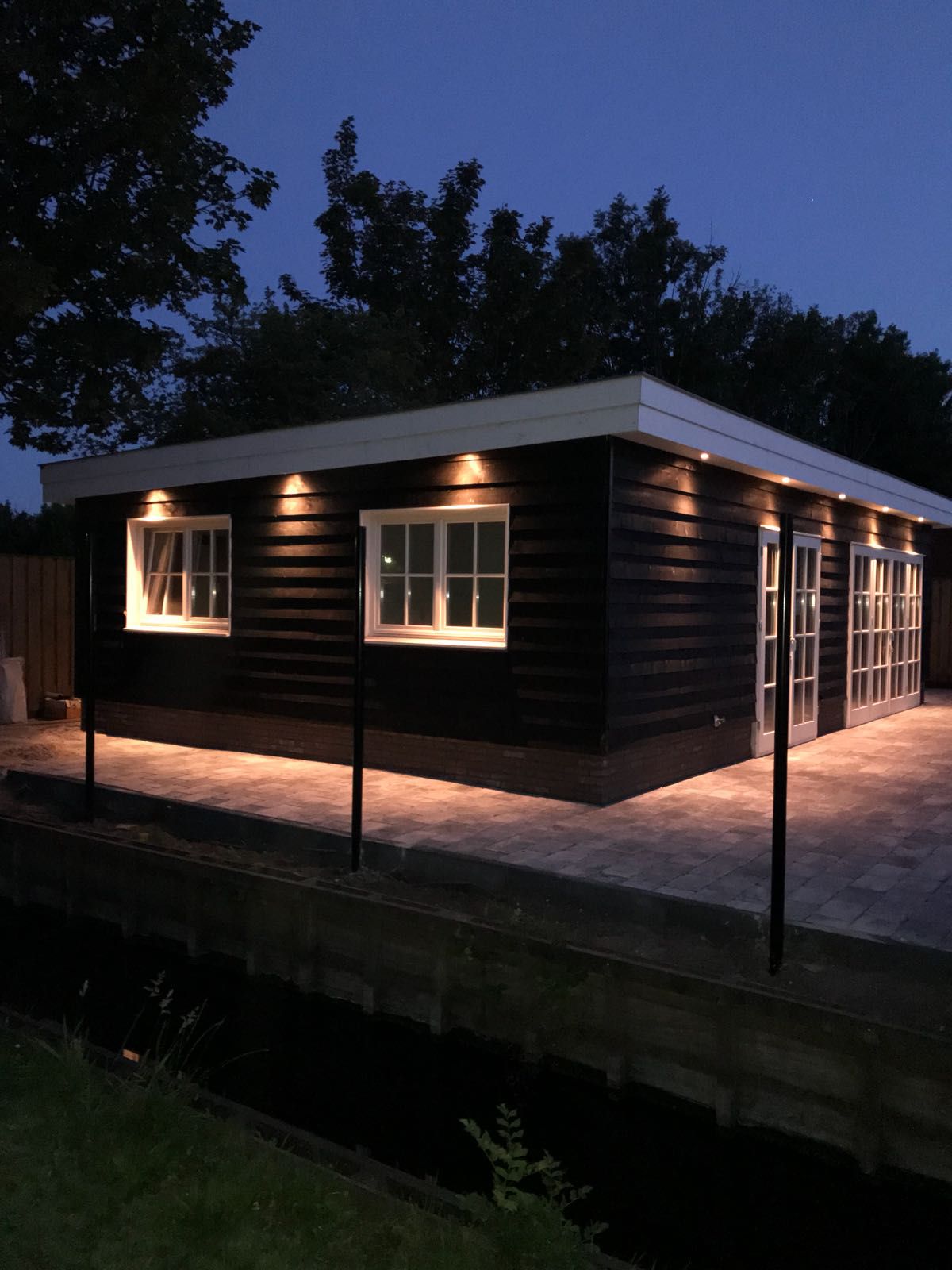 Tuinhuis met sfeerverlichting